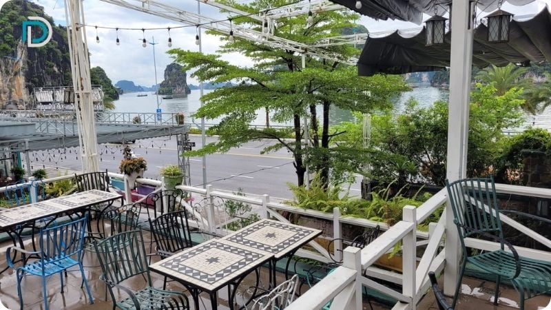 Quán Old Town cafe Hạ Long.